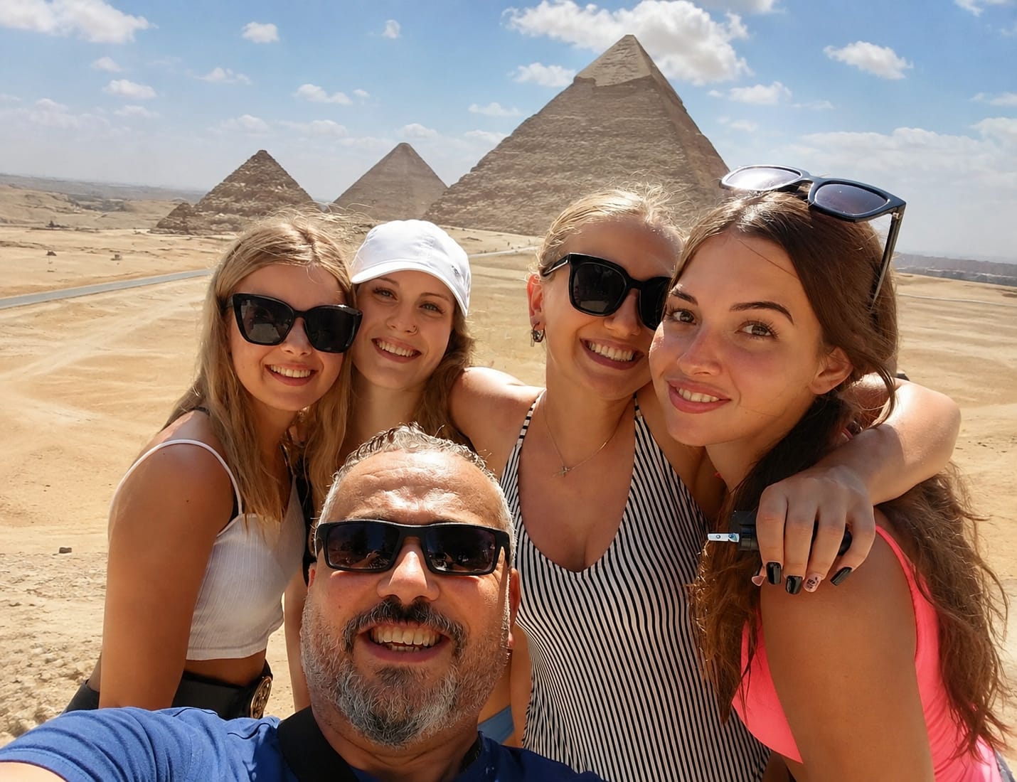 A. ABOELDAHAB z klientkami OKOTour przy piramidach